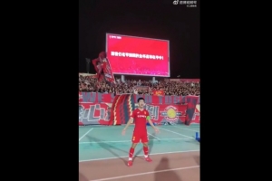 333体育|电竞-官方网站-偶像C罗！向余望双响助铜梁龙取胜，赛后与球迷SIU庆祝