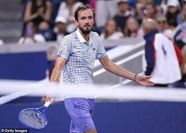 333体育|电竞-官方网站-乱！比赛时摄影师提前进场，球员节奏炸了！事后怒砸拍子，吓人...