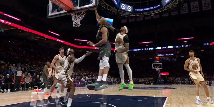 333体育|电竞-官方网站-翻江倒海！戈贝尔轻松揽下前场板 随后单臂暴扣打进还要加罚